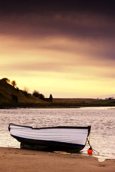 Båt på havsstranden, alnmouth, northumberland, england — Stockfoto