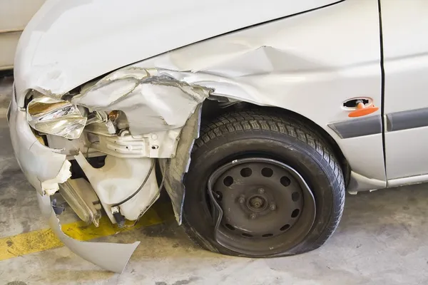 Car With Smashed Front Fender And A Flat Tire — Stock Photo, Image