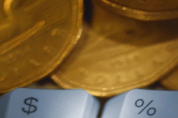 Monedas junto al teclado, primer plano — Foto de Stock