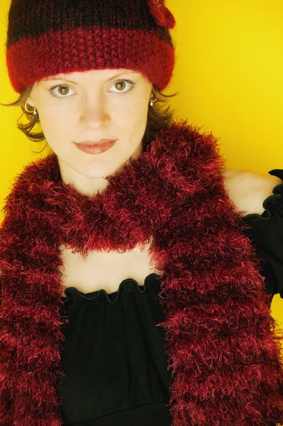 Kvinnlig modell bär mössa och halsduk — Stockfoto