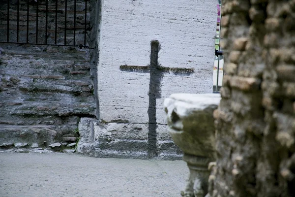 Kreuz in Stein gemeißelt — Stockfoto