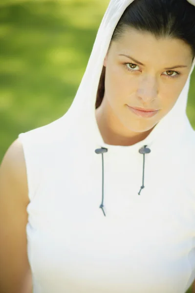 Mujer con capucha blanca — Foto de Stock