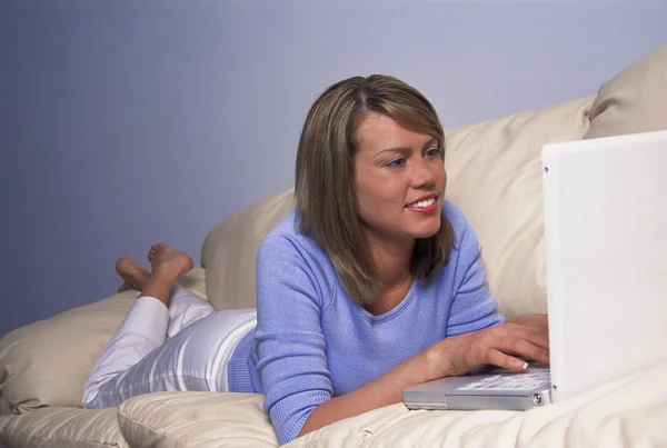 Girl uses computer — Stock Photo, Image