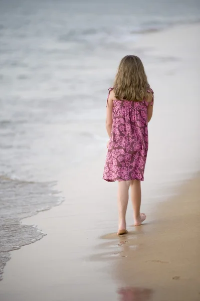 Meisje lopen op strand, maui, hawaii, Verenigde Staten — Stockfoto