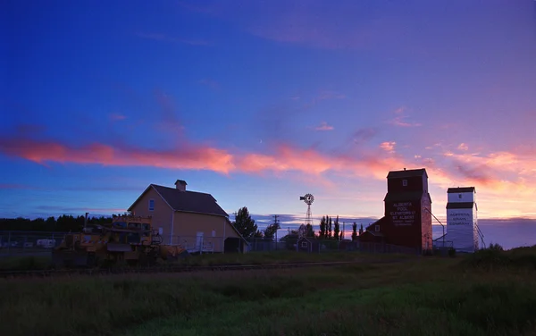 Ascenseurs à grain au coucher du soleil — Photo