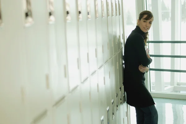 Student i skolan korridoren — Stockfoto
