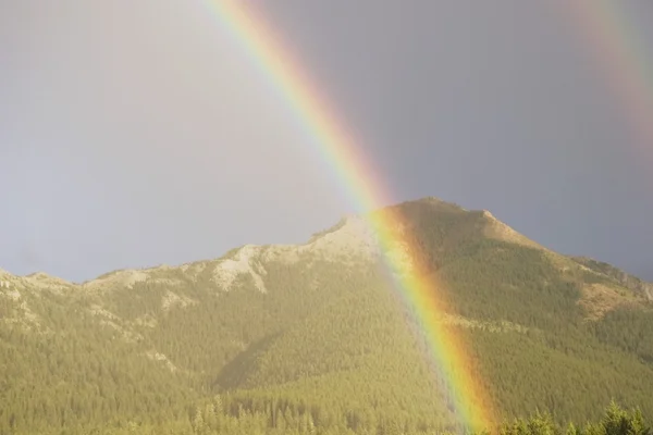 Rainbow Over Mountains, Jasper National Park, Альберта, Канада — стоковое фото