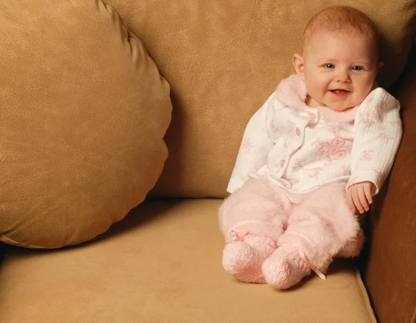 Bebé niña sonríe en silla —  Fotos de Stock