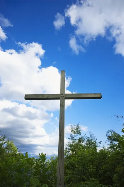 Kruis tegen een blauwe hemel met wolken — Stockfoto