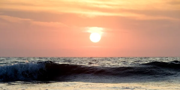 Vague océanique au coucher du soleil, Puerto Vallarta, Mexique — Photo