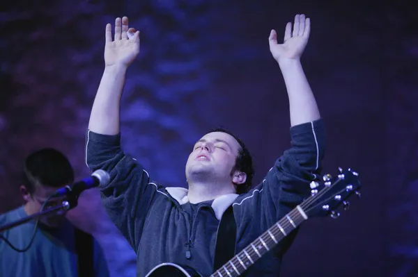 Man Raising Hands In Worship — Stock Photo, Image