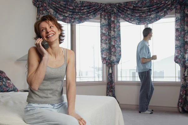 Wife Chats On Phone While Husband Waits — Stock Photo, Image