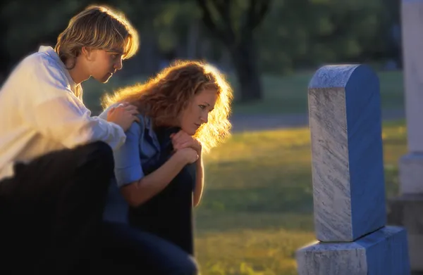 Visiting A Grave — Stock Photo, Image