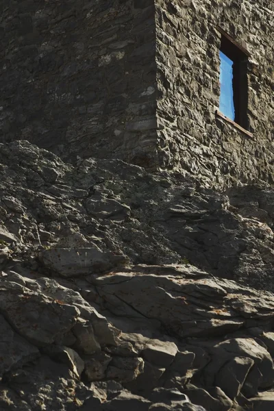 Voortbouwend op een berg rots — Stockfoto