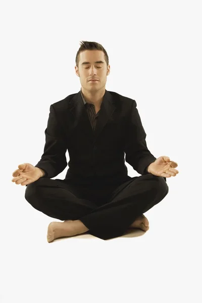 Empresário em uma dose de ioga vestindo um terno — Fotografia de Stock