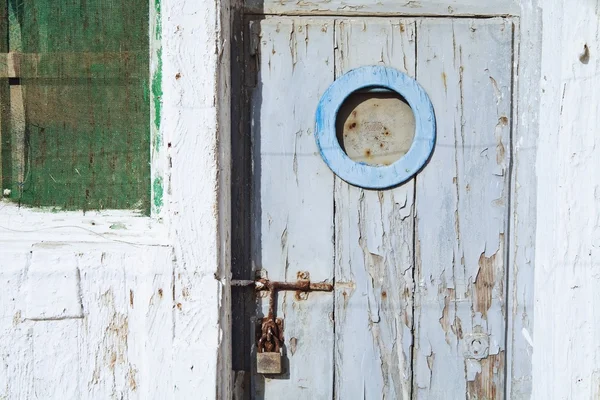 Gebouw en deur met galmen verf — Stockfoto