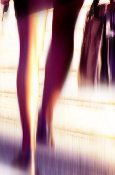 Vrouwelijke voeten tijdens het wandelen — Stockfoto