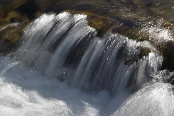 Water streaming via stenen in de rivier van de elleboog — Stockfoto