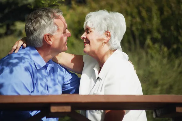 Pareja compartir un momento — Foto de Stock