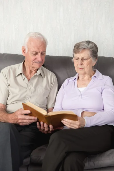 Bejaarde echtpaar die aanbidden met de Bijbel — Stockfoto