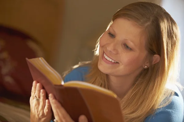 Mujer joven leyendo un libro — Foto de Stock