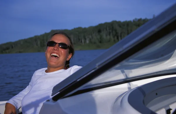 Vrouw aan voorzijde van speedboot — Stockfoto