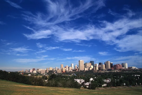 Edmonton centrální jádro s domy v popředí — Stock fotografie