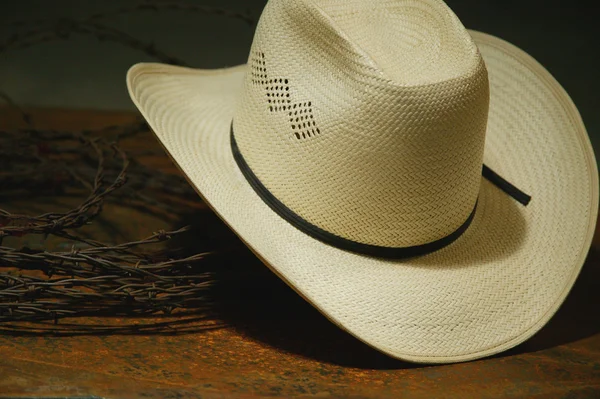 Cowboy hoed en prikkeldraad stilleven — Stockfoto