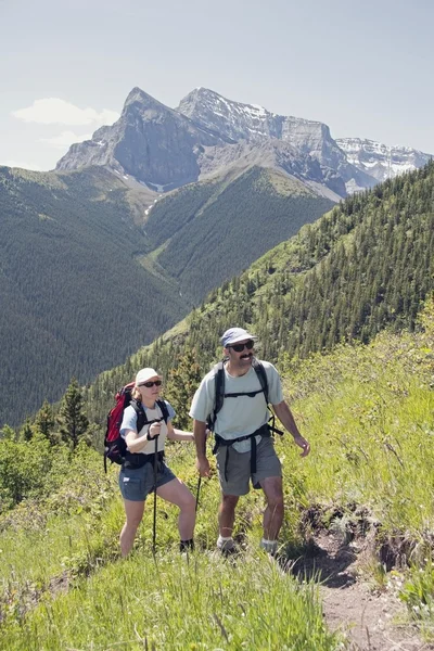 Couple Hiking Trail On Centennial Ridge, Kananaskis Country, Alberta, Canada — Stock Photo, Image