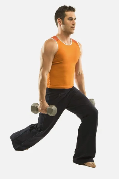 Muž cvičení s činkami — Stock fotografie