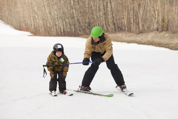 Vater bringt seinem kleinen Sohn das Skifahren bei — Stockfoto