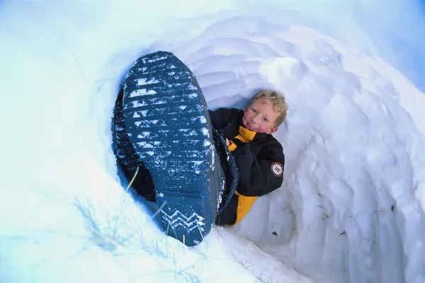 Jongen in sneeuw grot — Stockfoto