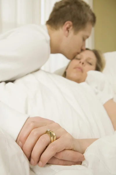 Marido amoroso Cuidar da esposa doente na cama — Fotografia de Stock