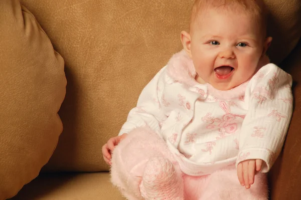 Baby-Mädchen lächelt im Stuhl — Stockfoto