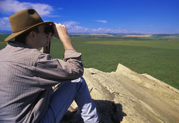 Hiker With Binoculars On Cliff Edge — Stock Photo, Image