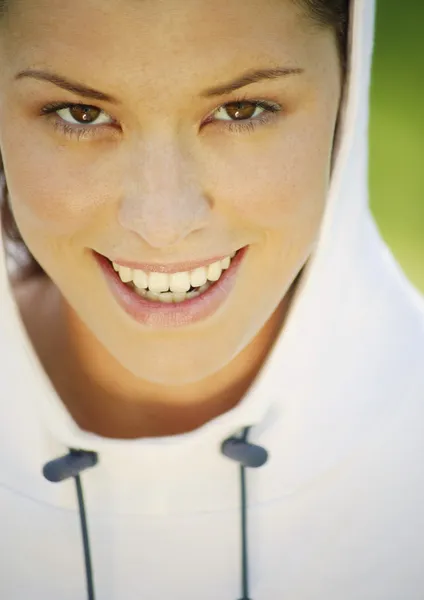 Vrouw die draagt een hoodie — Stockfoto