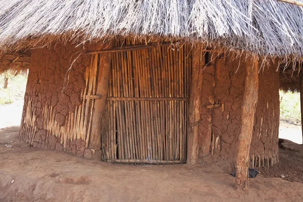 Moradia típica ou casa em uma área rural. Manica, Moçambique, África — Fotografia de Stock