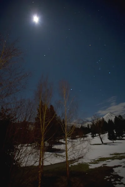 Góry i nocne niebo — Zdjęcie stockowe