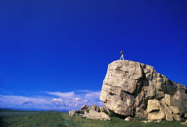 Excursionista en enorme roca —  Fotos de Stock