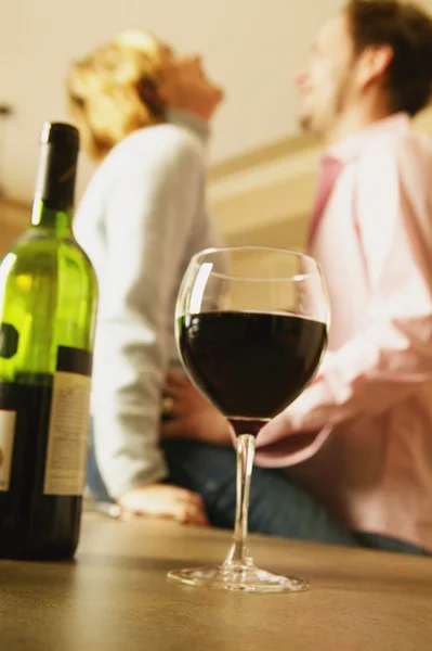 Pareja celebrando con una botella de vino —  Fotos de Stock