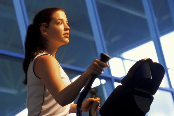 Mujer deportiva haciendo ejercicio en el gimnasio — Foto de Stock