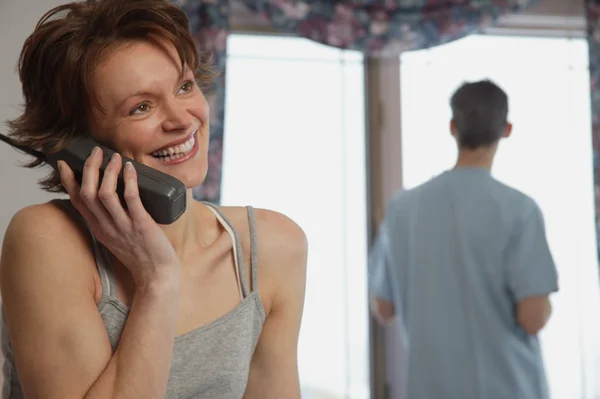 Kocanın beklediği sırada karısı telefonda sohbet eder — Stok fotoğraf