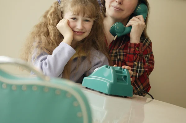 Meisje wachten terwijl moeder aan de telefoon — Stockfoto