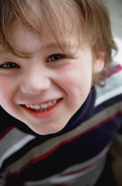 Маленький мальчик улыбается — стоковое фото