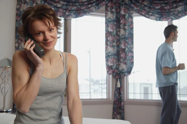 Wife Chats On Phone While Husband Waits — Stock Photo, Image