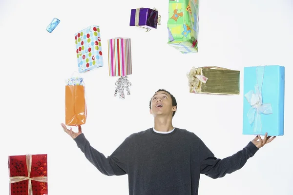 Man jonglering holiday gåvor — Stockfoto