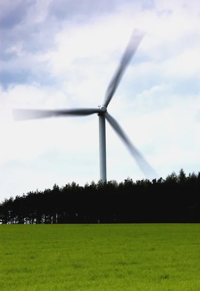 Turbine éolienne derrière un champ d'herbe, Yorkshire du Nord, Angleterre — Photo