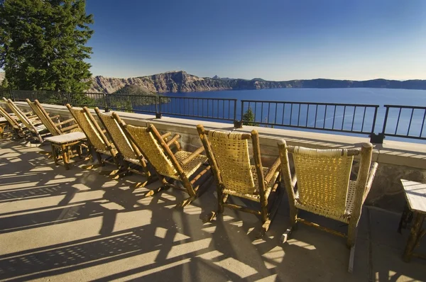 Lounge stoelen met uitzicht op kratermeer. — Stockfoto