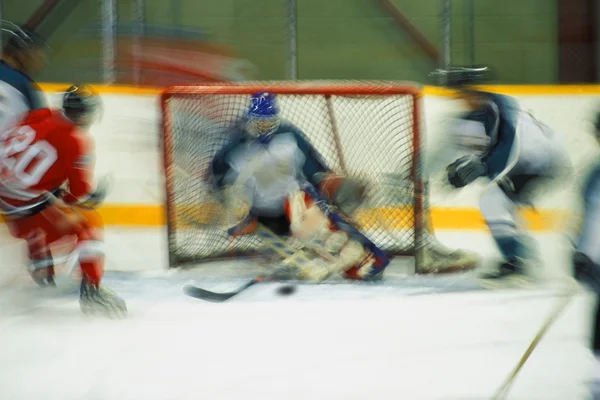 Jugador de hockey disparando en la meta —  Fotos de Stock