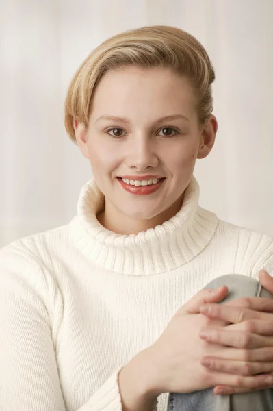 Portret van een lachende vrouw — Stockfoto